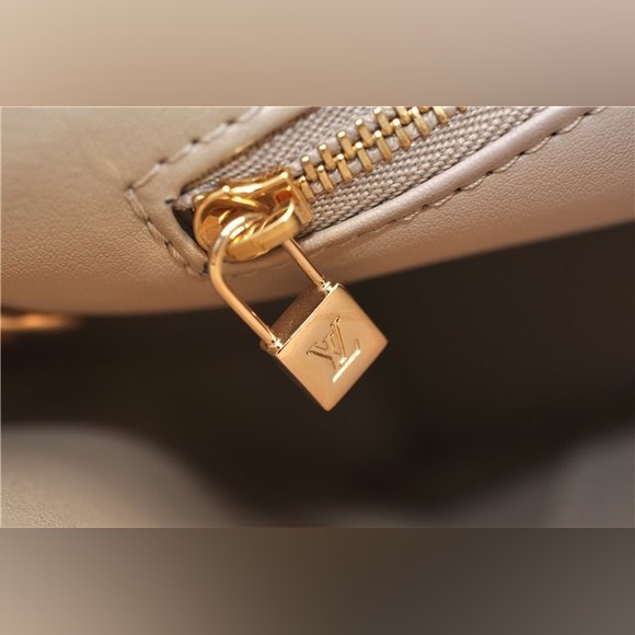 Authentic Louis Vuitton Vernis Houston Shoulder Hand Bag Yellow datecode LW0959 - Picture 16 of 17